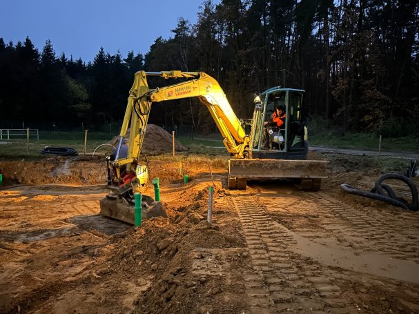 Ein Bagger auf einer Baustelle bei Abend