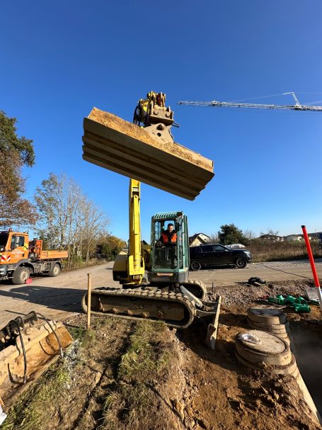 Ein Bagger bei Tag auf einer Baustelle